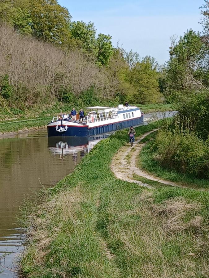 Entre Loire Et Canal Briare Exterior photo